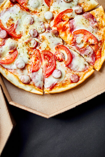 一餐开箱黑底意大利切片披萨 美味快餐 送货理念马苏里拉桌子意大利