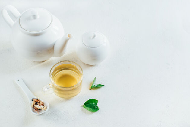 茶道茶水服务用透明的茶杯放在白色的表面上 有自由空间套装杯子茶壶