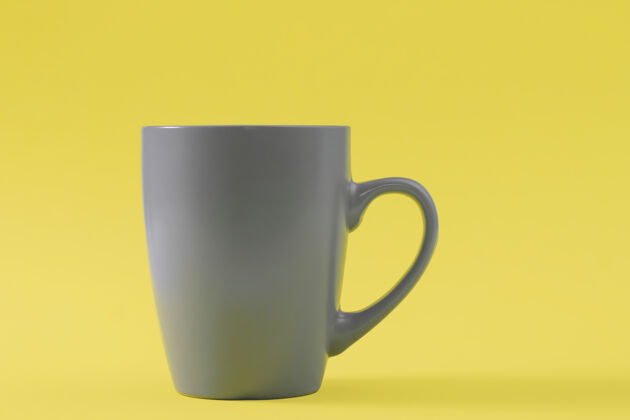 马克杯黄色上的灰色杯子表格.颜色2021年 亮丽而极致的灰色时尚组合杯子
