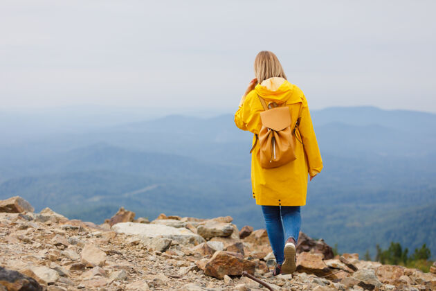 户外时尚时髦的女旅行者 背包放在山顶 旅行理念阳光地平线阳光