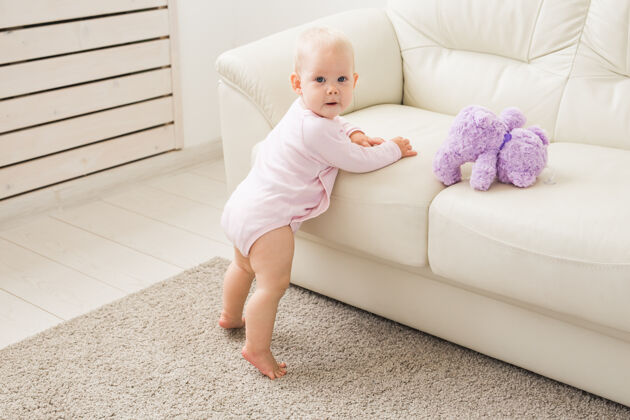 小沙发边可爱女婴的画像醒来婴儿游戏