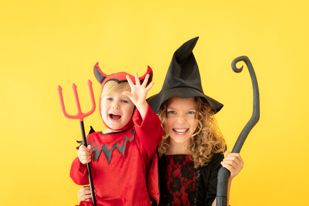 庆祝快乐的孩子们穿着万圣节服装幽灵恐怖十月