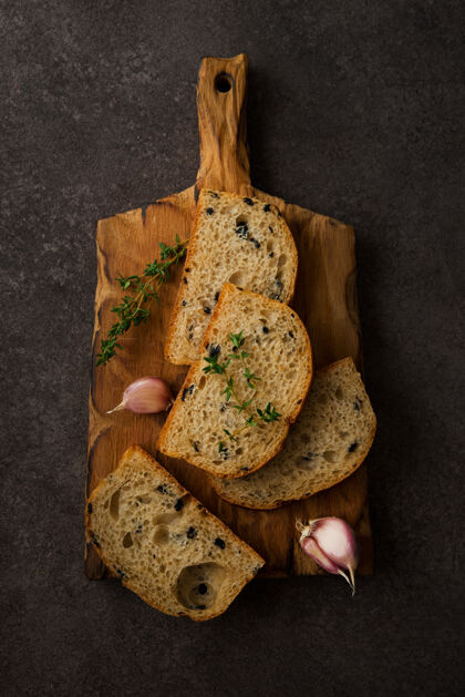 烹饪意大利烤面包配橄榄和香草 俯视图芳香配料叶子
