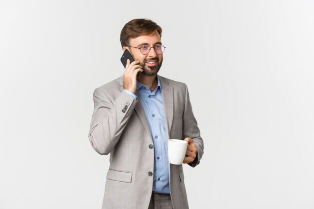 互联网成功的商人戴着眼镜 喝着咖啡 打电话情感现代在线