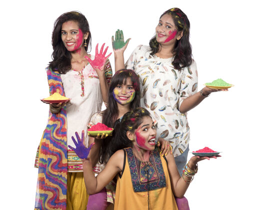 乐趣一群快乐的年轻女孩在胡里节上用五颜六色的粉玩得很开心嘉年华胡里表演