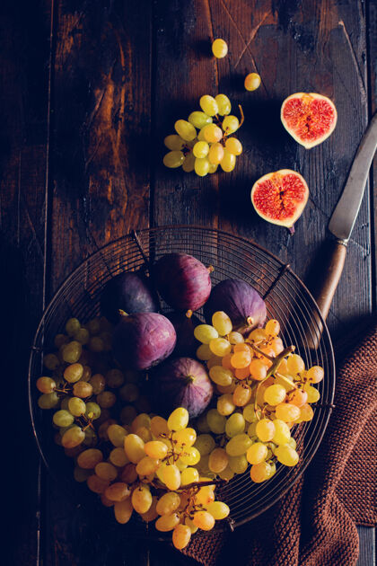 收获新鲜的葡萄和无花果在一个古老的木制表面复古风格地中海百里香配料