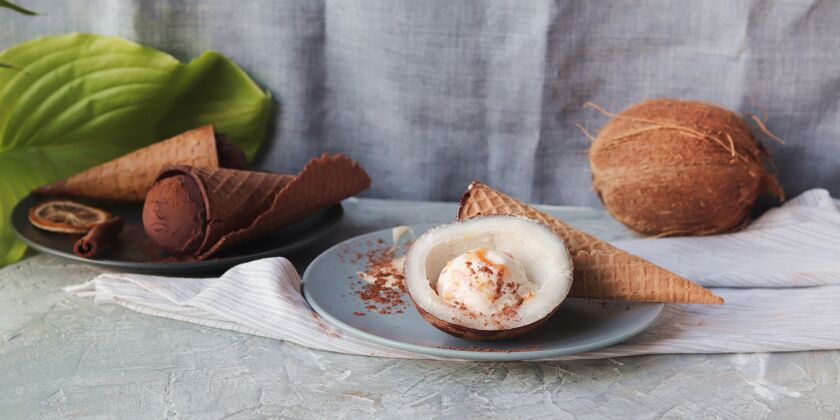 冷冻产品自制的巧克力冰淇淋在华夫蛋卷上 椰子放在浅色的桌子上家庭烹饪开胃菜早餐