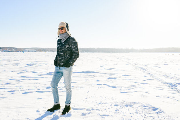 冬天梦见戴墨镜的时髦男人在雪地里摆姿势梦想霜冻人