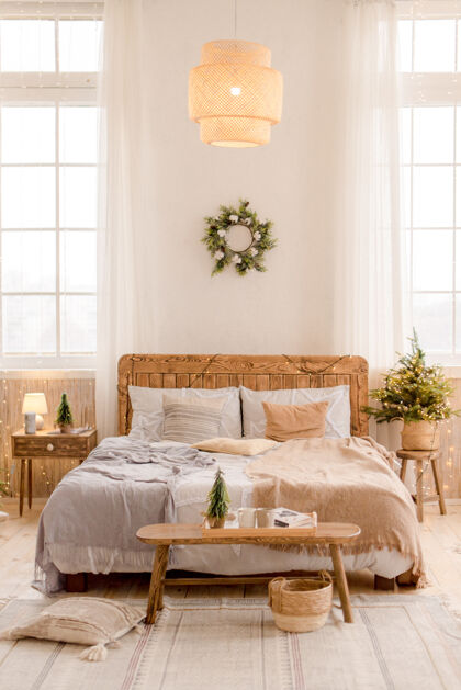 卧室卧室内部有圣诞装饰室内装饰床