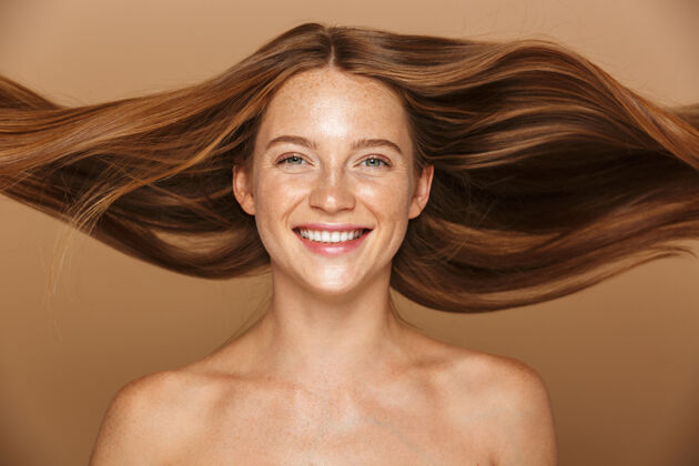 发型美丽的肖像画一个美丽健康的年轻女子长着红色的头发孤立在米色墙上新鲜吸引力姿势