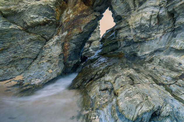 海洋在西班牙阿斯图里亚斯的瑟兰特斯海滩岩石目的地水旅游