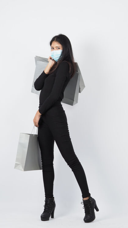 商品Covid19和购物亚洲概念戴口罩的女人在购物包女孩纸袋代表在冠状病毒危机或病毒性肝炎期间购物1.购物者还有病毒面具包恐慌女性