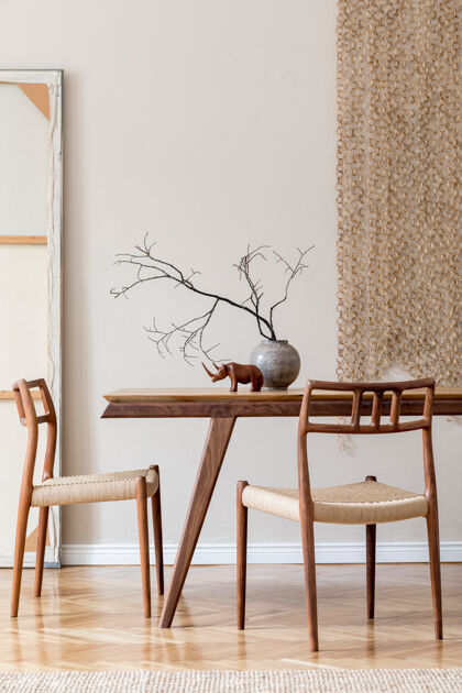 客厅现代餐厅的时尚米色室内设计有木制橡木桌椅 花瓶和鲜花 优雅的藤条配件和装饰韩国风格的家居装饰现代的房子餐厅