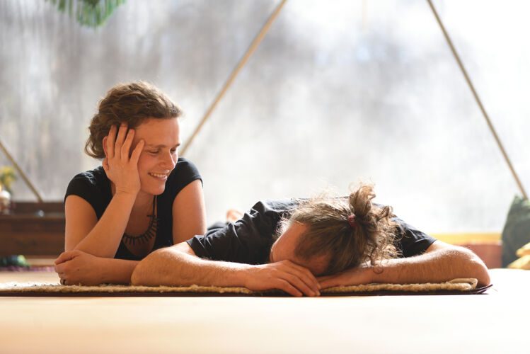 平衡在瑜伽课上 女人和男人自发而自信地结合在一起情感稳定情侣治疗