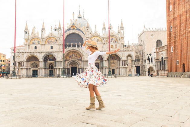 舞蹈年轻夫妇在威尼斯游玩-游客在意大利旅游和观光威尼斯最相关的地标-关于生活方式 旅游 旅游的概念情侣微笑大教堂