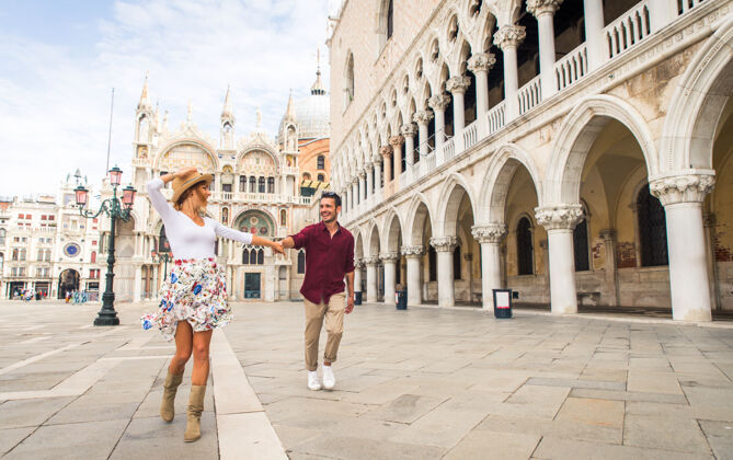 男朋友年轻夫妇在威尼斯游玩-游客在意大利旅游和观光威尼斯最相关的地标-关于生活方式 旅游 旅游的概念男人旅游人