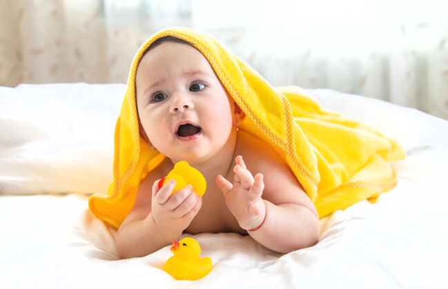 可爱宝宝用毛巾洗澡后复制空间情绪干净
