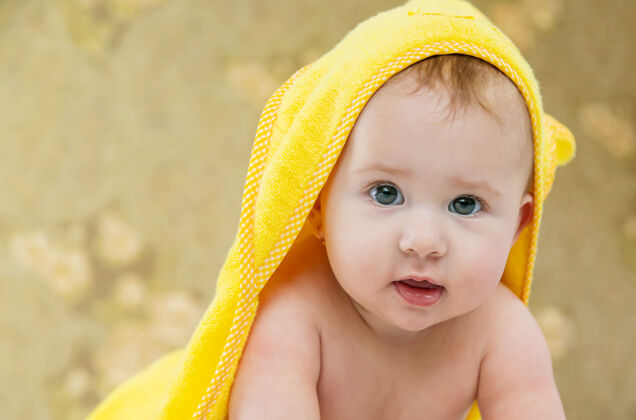 新生儿宝宝用毛巾洗澡后肖像婴儿复制空间