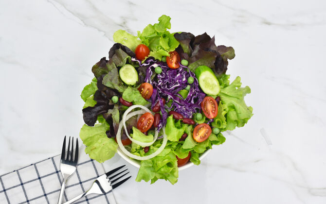 晚餐新鲜绿叶和蔬菜沙拉的俯视图西红柿洋葱餐桌