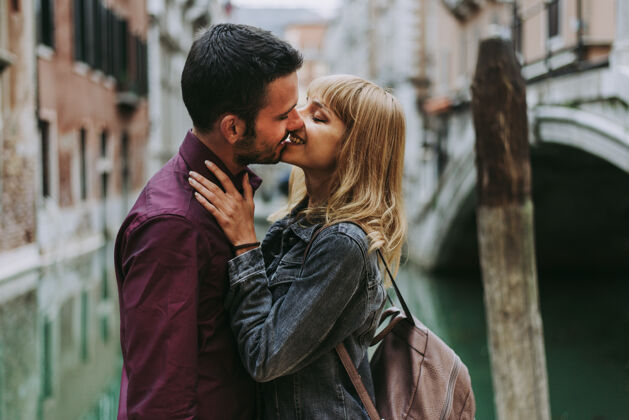 女孩年轻夫妇在威尼斯游玩-游客在意大利旅游和观光威尼斯最相关的地标-关于生活方式 旅游 旅游的概念男友女人微笑