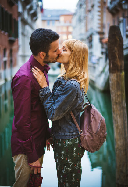 人年轻夫妇在威尼斯游玩-游客在意大利旅游和观光威尼斯最相关的地标-关于生活方式 旅游 旅游的概念情人情侣女人