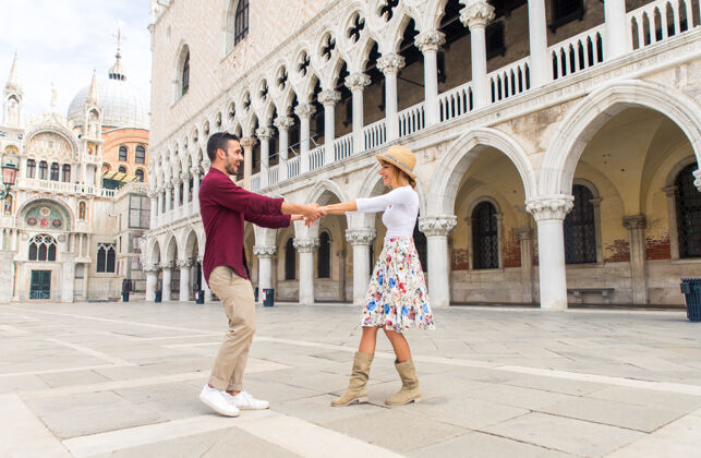 男朋友年轻夫妇在威尼斯游玩-游客在意大利旅游和观光威尼斯最相关的地标-关于生活方式 旅游 旅游的概念女孩旅游情侣