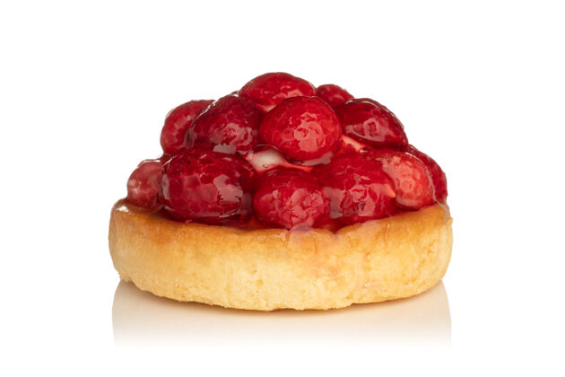 覆盆子新鲜的水果馅饼馅饼和树莓隔离在白色浆果饼干甜点