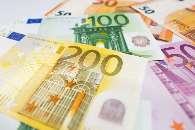 货币一堆欧元钞票浮出水面票据财富货币