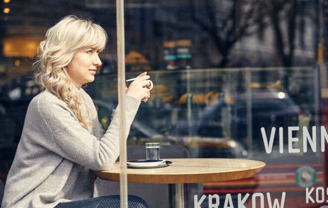 风味女人早上在餐厅喝咖啡的时候眼睛就软了可可享受等待