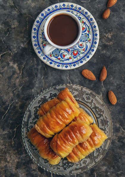 Baklawa一杯土耳其咖啡和baklava餐桌糕点托盘
