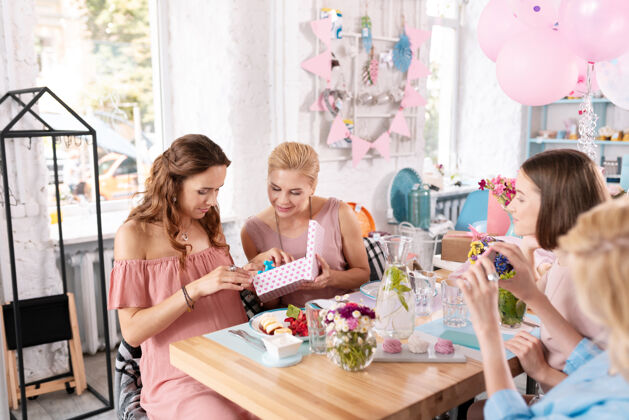情感在咖啡馆过生日黑发孕妇和她最好的朋友在咖啡馆过生日惊喜期待餐桌