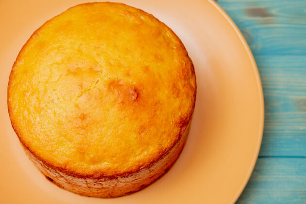 早餐绿松石木制米色盘子上的甜点table.baking特写镜头特写整个谷物