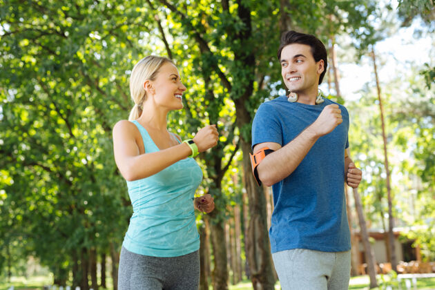 创新我们是健康的高兴的好夫妻微笑着一起做体育活动移动循环腰围向上
