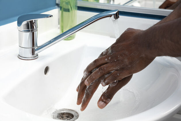 卫生男士在浴室内仔细洗手 近距离防止感染护理清洁清洁