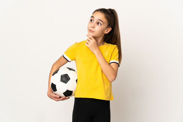专业一个足球运动员小女人孤零零地站在白墙上仰望休闲孩子童年