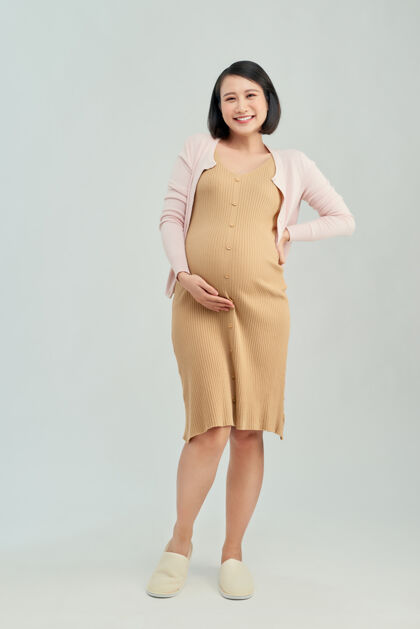 怀孕快乐怀孕的亚洲女孩摸白肚皮肖像女士护理