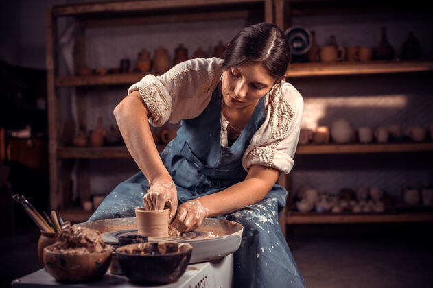 陶艺时尚的专业陶工从车轮上的湿粘土陶器工匠手工雕塑家