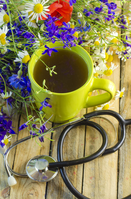 茶有用的和药用的花草茶和花草在一个杯子里餐具老新鲜