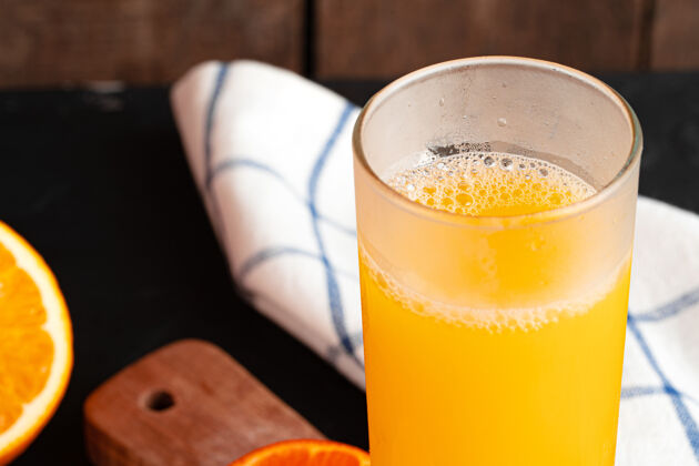 切割桌上的橙汁杯 近一点有机玻璃饮食