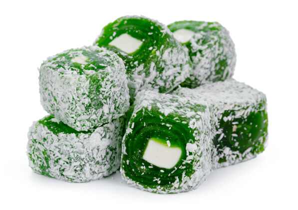 粉末绿色土耳其糖果特写隔离在白色糖果软的块