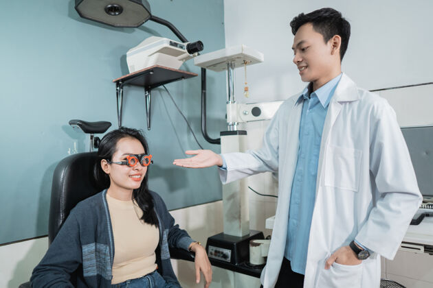 眼镜一位女病人要去眼科诊所检查时 医生正在给她指路日眼镜病人