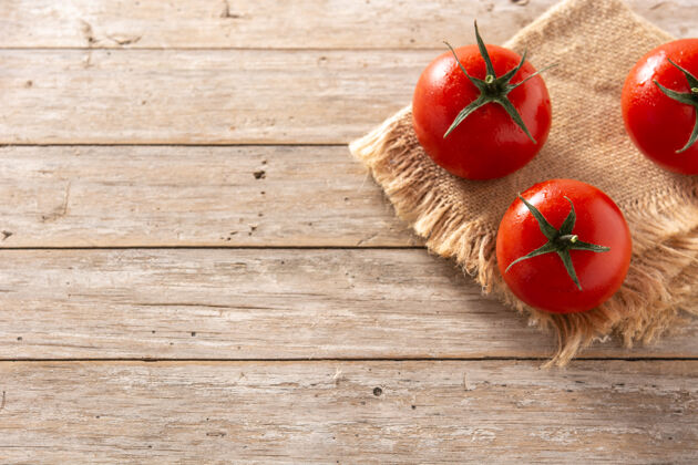 生态有机新鲜西红柿放在乡村木桌上农业蔬菜西红柿