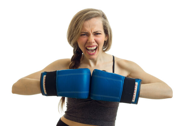 女性一个年轻的女运动员尖叫着 手戴拳击手套 在一个孤立的白墙特写镜头前拳击运动员美丽