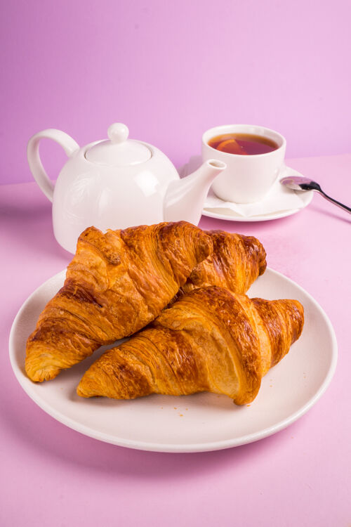 餐欧式早餐配金色法式牛角面包一杯咖啡糕点盘子咖啡馆