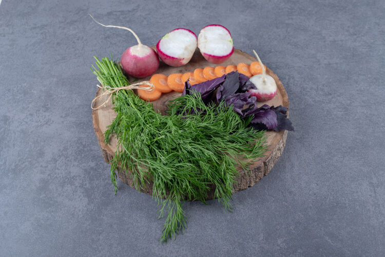 生的各种各样的蔬菜放在一块木板上 放在大理石的表面上蔬菜萝卜美味