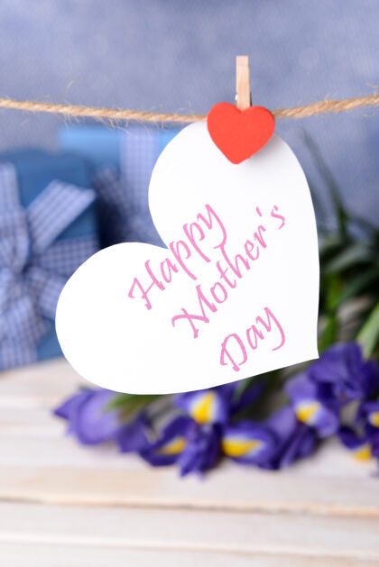 奢华母亲节快乐的信息写在纸上 紫色的心花自制心盒子