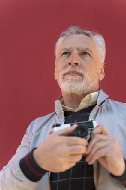 生活方式特写镜头拿着照相机的男人退休老年人老年人