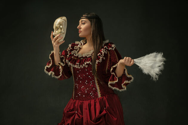 衣服穿着老式服装的中世纪年轻女子民间古代头发