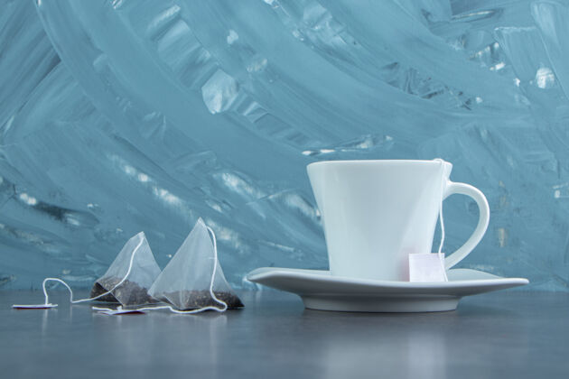 马克杯一杯带茶包的白热茶健康透明草药