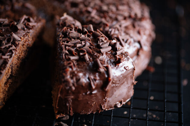 派特写镜头美味的巧克力蛋糕与巧克力块烤板霜烹饪釉